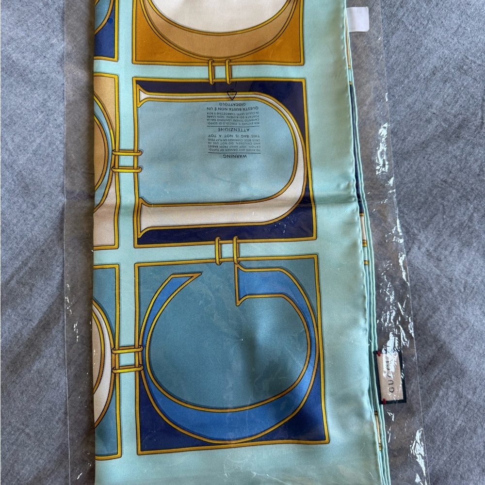 GUCCI POP PRINT SILK CARRÉ, Elegant scarf - Picture 11 of 13